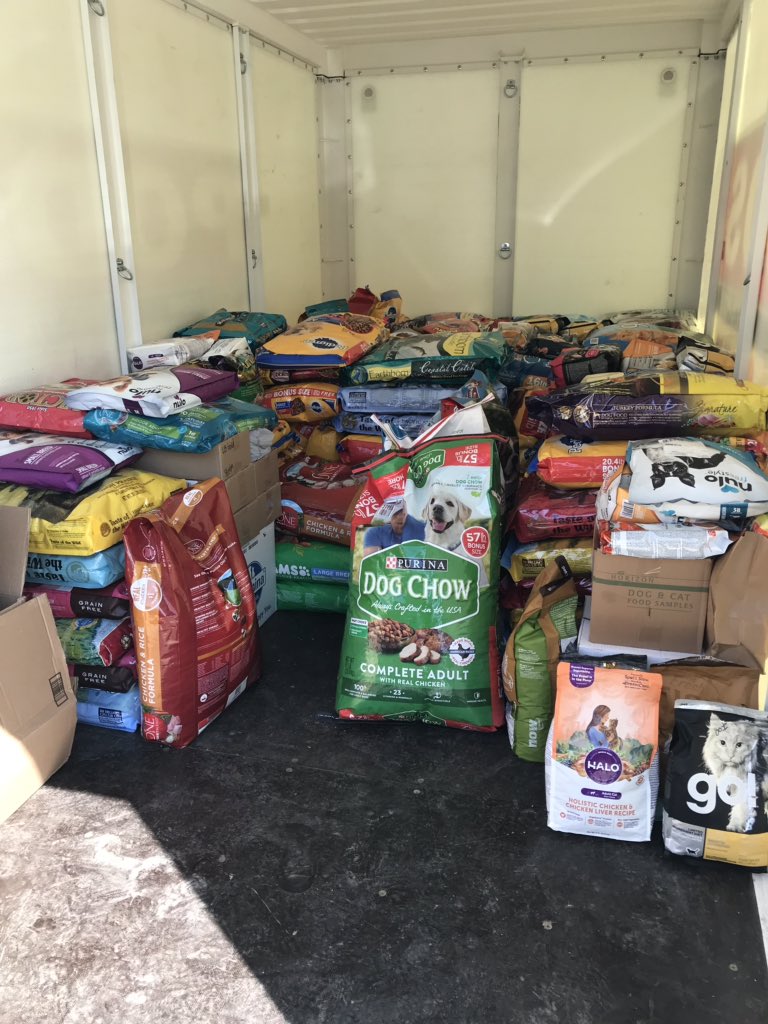 DrakeUGriff's tweet photo. #GriffGivesBack UPDATE: 4,571 LBS in the @PODS container! SO GREAT!  But I will say it seems to have slowed down, which has me nervous about reaching 12,000 LBS. Help me get there! Easy ways to contribute: https://t.co/AuDISAlTos . 💙@DrakeUniversity #adoghelpingdogs #andcats https://t.co/iWJWiOngLI
