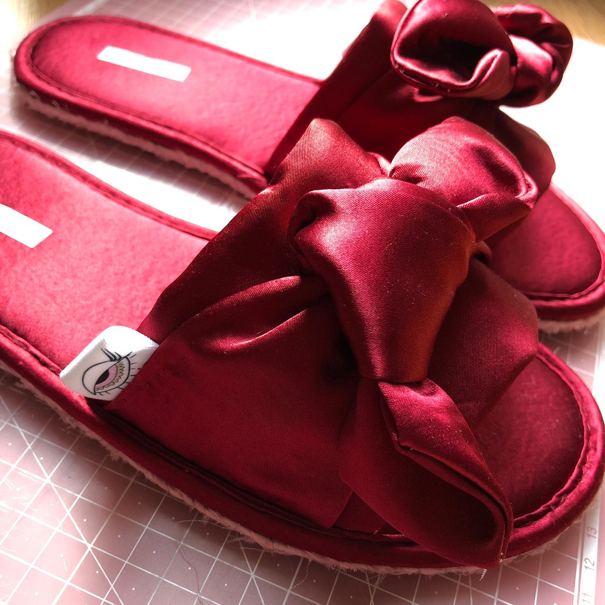 face_silk's tweet photo. Silky slippers for silky feet 🥿 #silkyslippers #shoemaking #create #handmade #newadditiontosilkface #Wellbeing #greenfashion #beauty https://t.co/lLSWqQYNm1