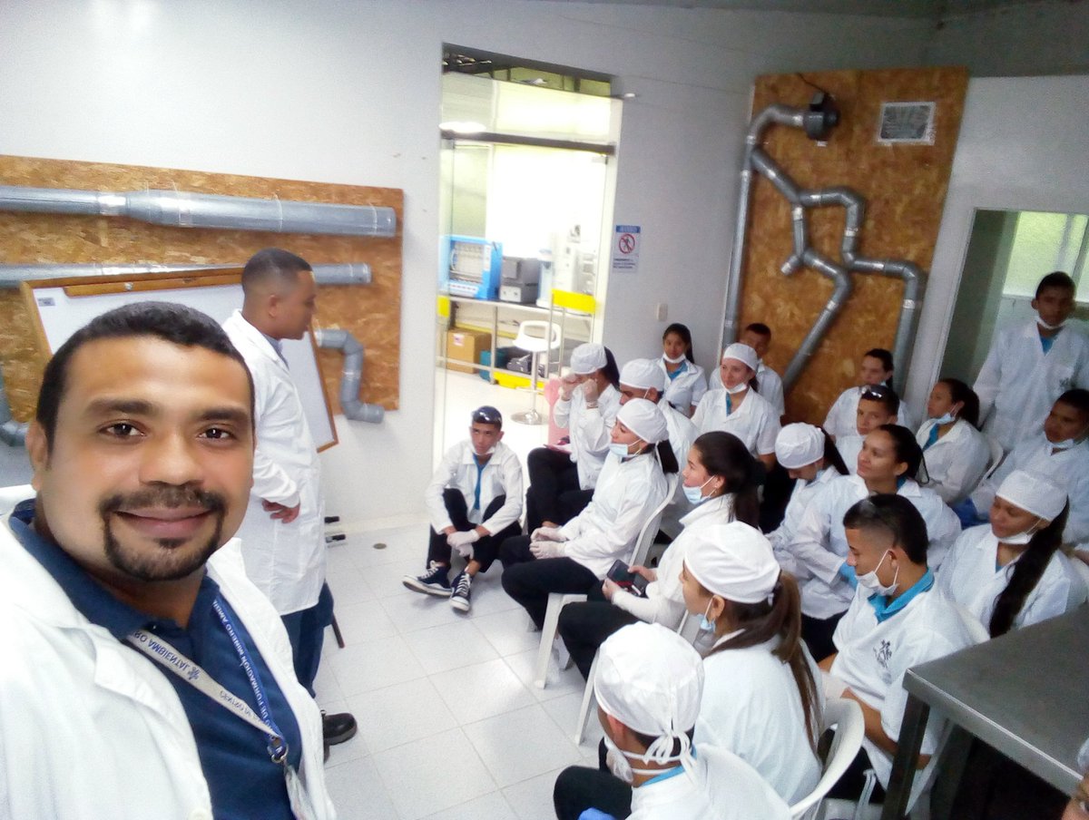 alejo_carcamom's tweet photo. Excelente trabajo  realizado por los aprendices de   Manejo ambiental de la I.E.R La Floresta - Yolombo',  Prácticas en el laboratorios del CTMAE de  análisis de parámetros fisicoquímicos en  agua y suelos. https://t.co/gmHv7NQ0n1