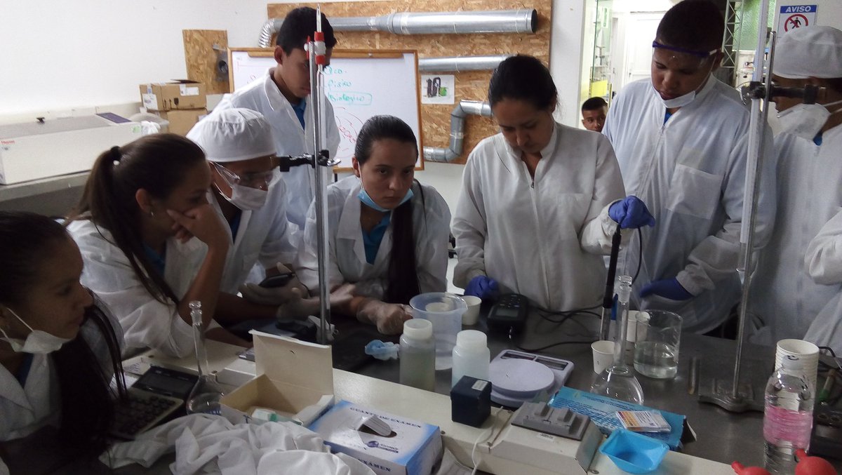 alejo_carcamom's tweet photo. Excelente trabajo  realizado por los aprendices de   Manejo ambiental de la I.E.R La Floresta - Yolombo',  Prácticas en el laboratorios del CTMAE de  análisis de parámetros fisicoquímicos en  agua y suelos. https://t.co/gmHv7NQ0n1
