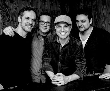 Dimanche prochain (7 avr) @ 19h30, le band Maracujá (jazz brésilien) se présente au Upstairs Jazz Bar. Le groupe est formé par Elie Haroun (voix), André Faleiros (basse), Sacha Daoud (batterie) et John Sadowy (piano). Info: upstairsjazz.com/fr/calendar_de…