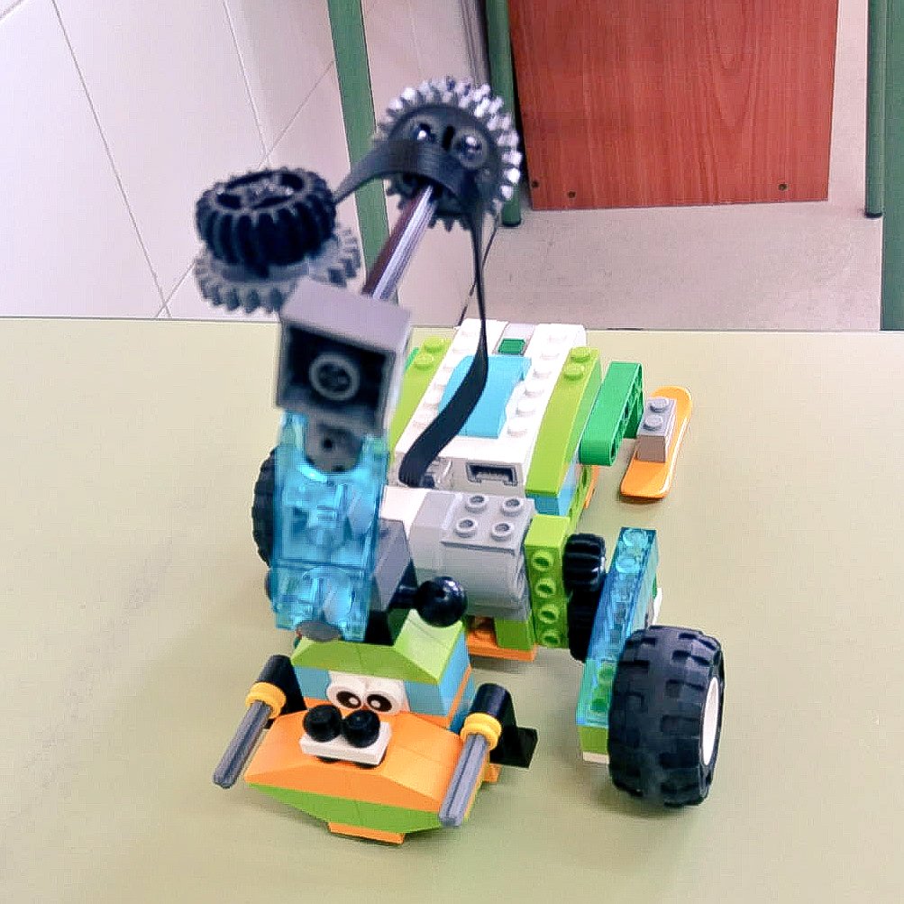 Tecnicrea's tweet photo. Hoy los alumnos del @Cole_Aldebaran han creado un mono y un unicornio muy originales con #legoeducation. ¡Seguid así chicos!#Robotica #creatividad https://t.co/f2ay3AVQJt