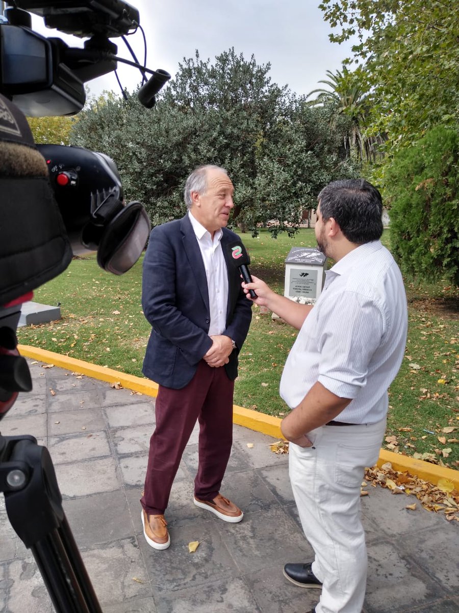 Dijo el excombatiente Gustavo Acacio : "el mejor reconocimiento que le podés dar a un veterano de Malvinas es darle un abrazo cuando lo veas". Gran jornada para hacer memoria. Digo con orgullo: ¡qué lindo es mi trabajo que me permite dialogar con uno de los héores de la Patria!