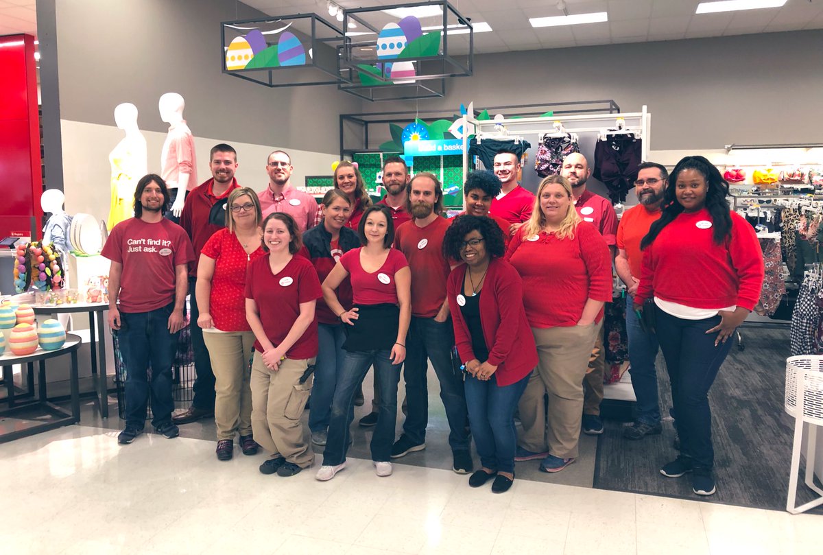 Talk about a proud team! So proud that they all wanted to be in the team photo.  🙌🏻 #WorkSomewhereYou❤️🎯 Thank you Roanoke, VA SD Daniel and HR Matt for your leadership growing your business year over year!