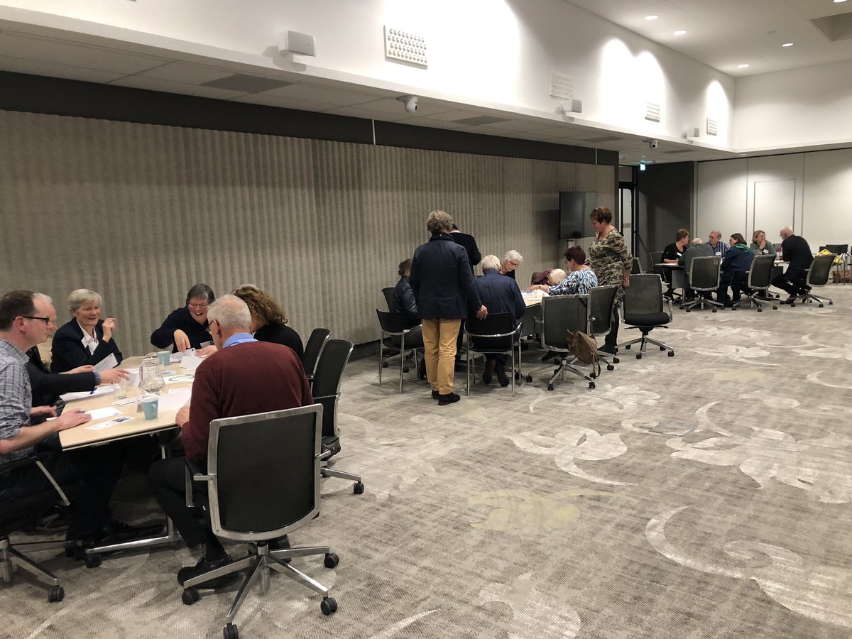 ErikvanBeurden's tweet image. Vanavond leerden flink aantal vrijwilligersorganisaties elkaar speeddatend (beter) kennen. Mooie eerste stap om te ontdekken wat zij meer met en voor elkaar kunnen doen. Waardevol initiatief van SMBL, Huiskamer van Leusden en Lariks. Benieuwd naar vervolg!