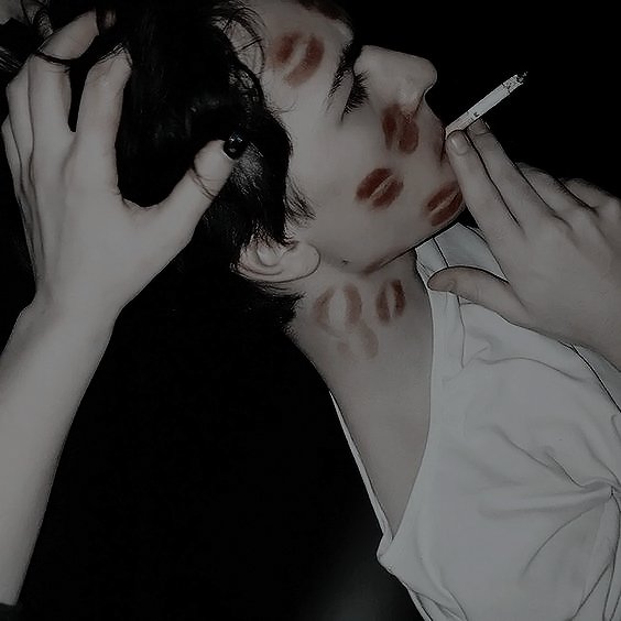 ▹𝟏𝟗𝟗𝟓 ◃

        ❛— 𝑆𝘩𝑒 𝑠𝑎𝑦𝑠 𝐼 𝑔𝑜𝑡 𝑎 𝑠𝑚𝑎𝑟𝑡 𝑡𝑜𝑛𝑔𝑢𝑒.
𝐼 𝑠𝑎𝑖𝑑 𝑖𝑛 𝑚𝑜𝑟𝑒 𝑤𝑎𝑦𝑠 𝑡𝘩𝑎𝑛 𝑜𝑛𝑒, 𝑦𝑜𝑢'𝑟𝑒 𝑟𝑜𝑙𝑙𝑖𝑛𝑔 𝑦𝑜𝑢𝑟 𝑒𝑦𝑒𝑠 𝑏𝑢𝑡 𝑦𝑜𝑢 𝑤𝑜𝑛𝑑𝑒𝑟𝑖𝑛𝑔... 𝐶𝑜𝑚𝑒 𝑜𝑛, 𝑐𝑜𝑚𝑒 𝑜𝑛, 𝑐𝑜𝑚𝑒 𝑜𝑛, 𝑐𝑜𝑚𝑒 𝑜𝑛.