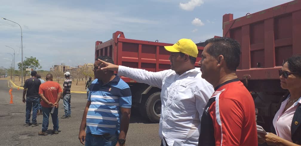 OviedoPSUV's tweet photo. #02Abr Como parte de la #MisiónVenezuelaBella Iniciamos la colocación de 800 toneladas de asfalto desde la intersección semaforizada del Uyapar hasta la redoma monumento a La Paz, Paseo Caroní, Puerto Ordaz. @NicolasMaduro @MVzlaBella #CaroniParaVivir https://t.co/HQJ5SnuPOi