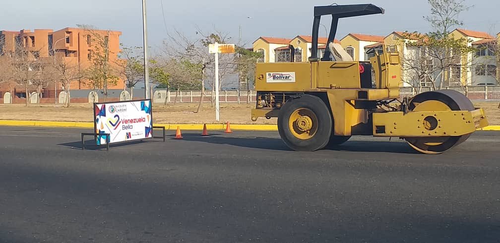 OviedoPSUV's tweet photo. #02Abr Como parte de la #MisiónVenezuelaBella Iniciamos la colocación de 800 toneladas de asfalto desde la intersección semaforizada del Uyapar hasta la redoma monumento a La Paz, Paseo Caroní, Puerto Ordaz. @NicolasMaduro @MVzlaBella #CaroniParaVivir https://t.co/HQJ5SnuPOi