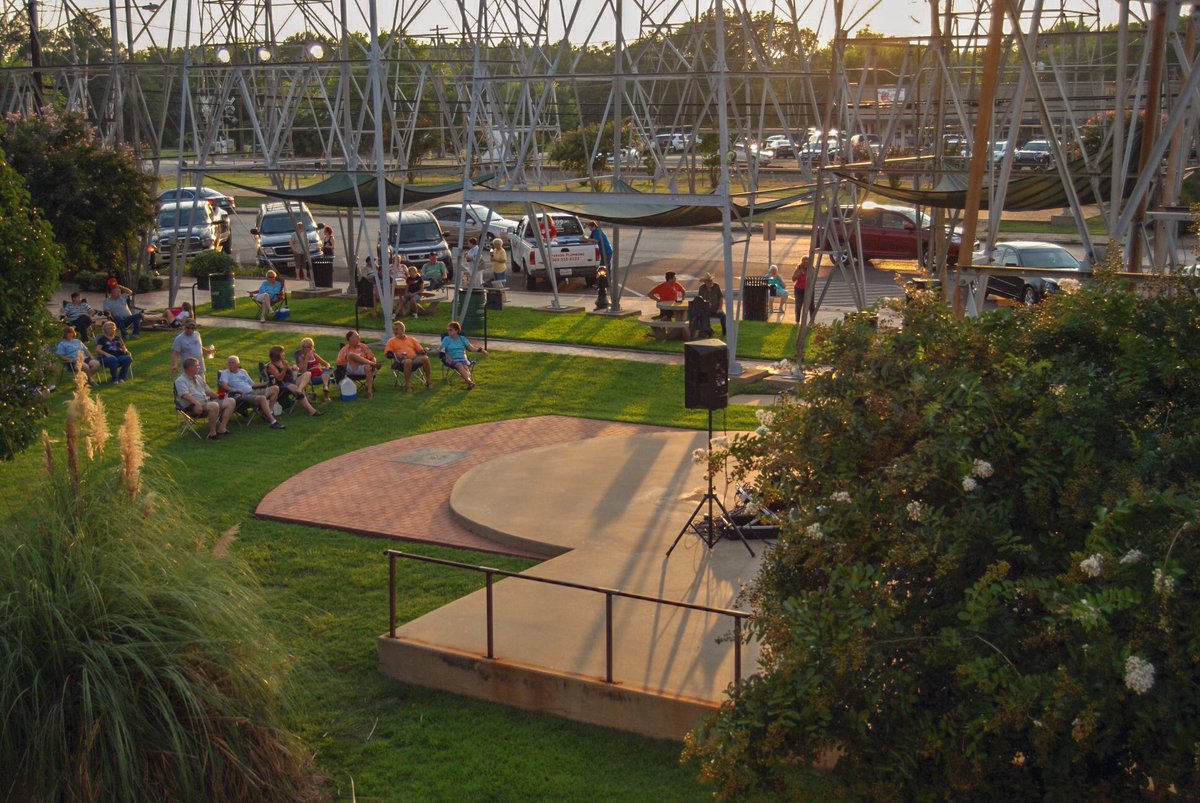KilgoreMainSt's tweet photo. We are counting the days! In 3 days it's Friday and it's our Fridays After 5 concert featuring The Social Club! 🎤 It's like 2 for 1 except it's FREE! This scene is an example of what happens when you get there early and grab your fav spot! 🎉
📸: Southwest Studios #FridaysAfter5 https://t.co/Rj6Aedsc7b