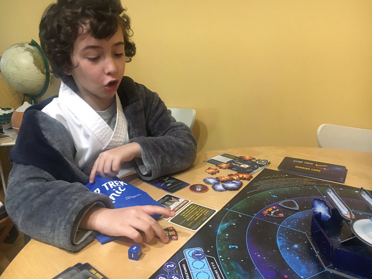 ElPinguinoJugon's tweet photo. “Como en las pelis, papá. La Enterprise siempre acaba como en las pelis: destrozada”
#startrekpanic de @firesidegames uno de los mejores cooperativos para compartir grandes momentos de tensión y emoción junto con tu hijo. https://t.co/pw437BIIVG