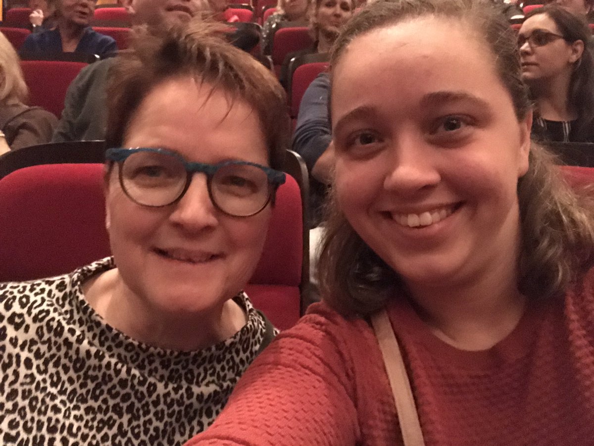 EmmavdHeijden's tweet photo. Wat een fijne avond bij @pauldeleeuw1962 in @zwolsetheaters! Met een prachtig liedje van Annie M.G. Schmidt💖!  #vettepech #theater #zwolle https://t.co/movXxQGQwx
