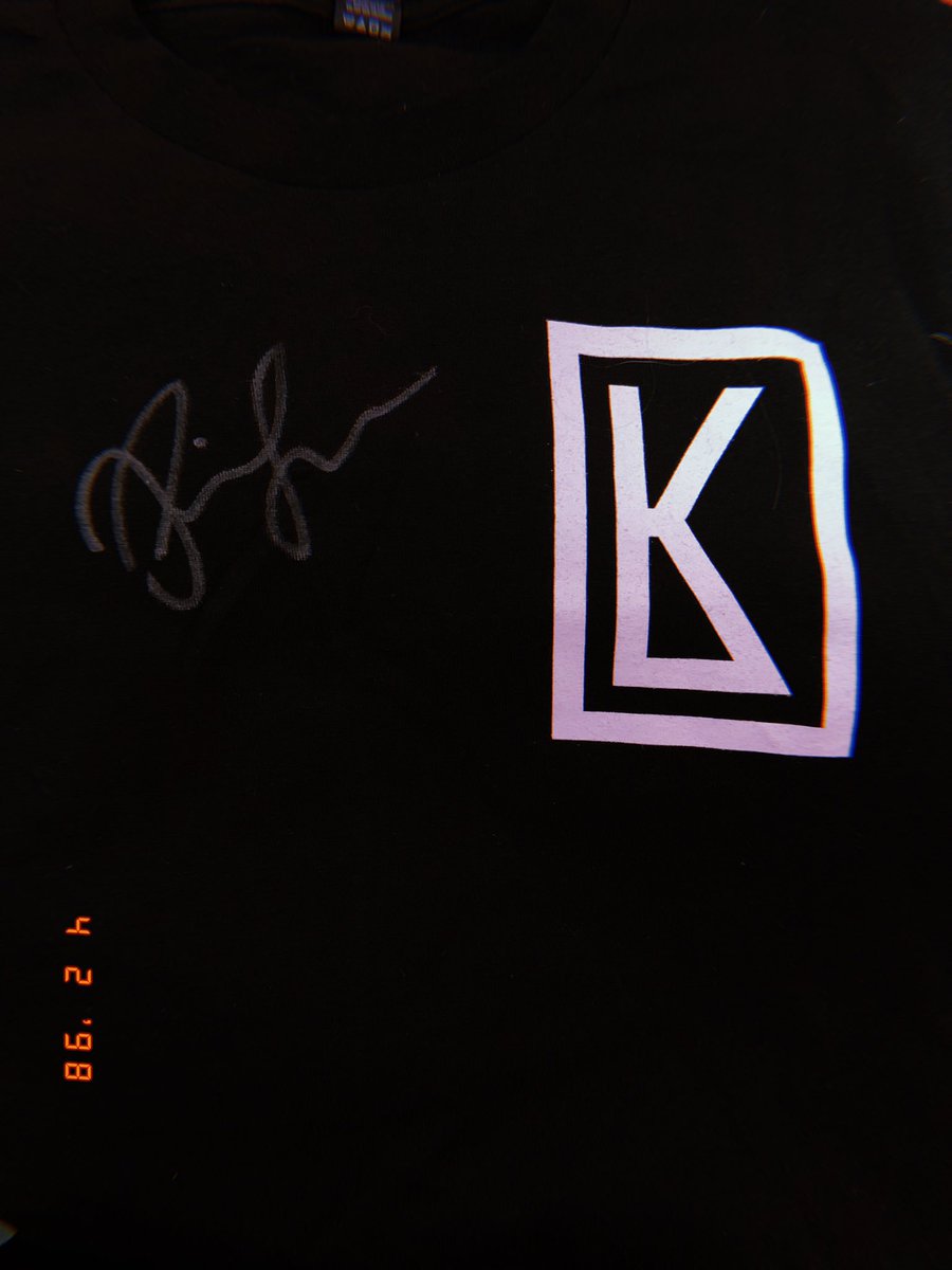 vscoIawIey's tweet photo. ✧･ﾟ: *✧i love you kian lawley✧*:･ﾟ✧

@kianlawley @kianlawley @kianlawley 

thank u @chelseyamaro for giving me the opportunity to get his old merch💗 https://t.co/LythPbHnQO