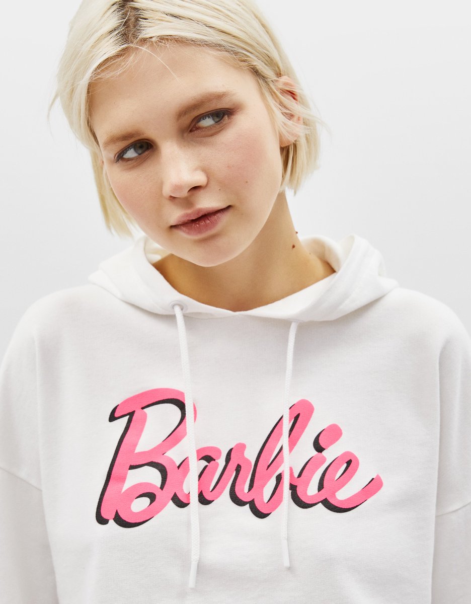 Para celebrar el 60 aniversario de una de las muñecas más conocidas del mundo, #Barbie, #Bershka pone a la venta una pequeña colección de dos sudaderas, un body y una camiseta con su nombre. 👱‍♀💄💎Ven por las tuyas a #PlazaSatélite #IconicDoll #Aniversary #Logo