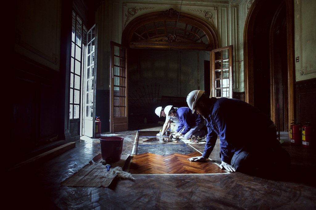 tortoncho's tweet photo. Fotos de la restauración de los pisos originales de roble de eslavonia de la confitería del Molino. De yapa, trabajos en el pináculo. Es increible el laburo que están haciendo. https://t.co/sx2GlP9Xqn
