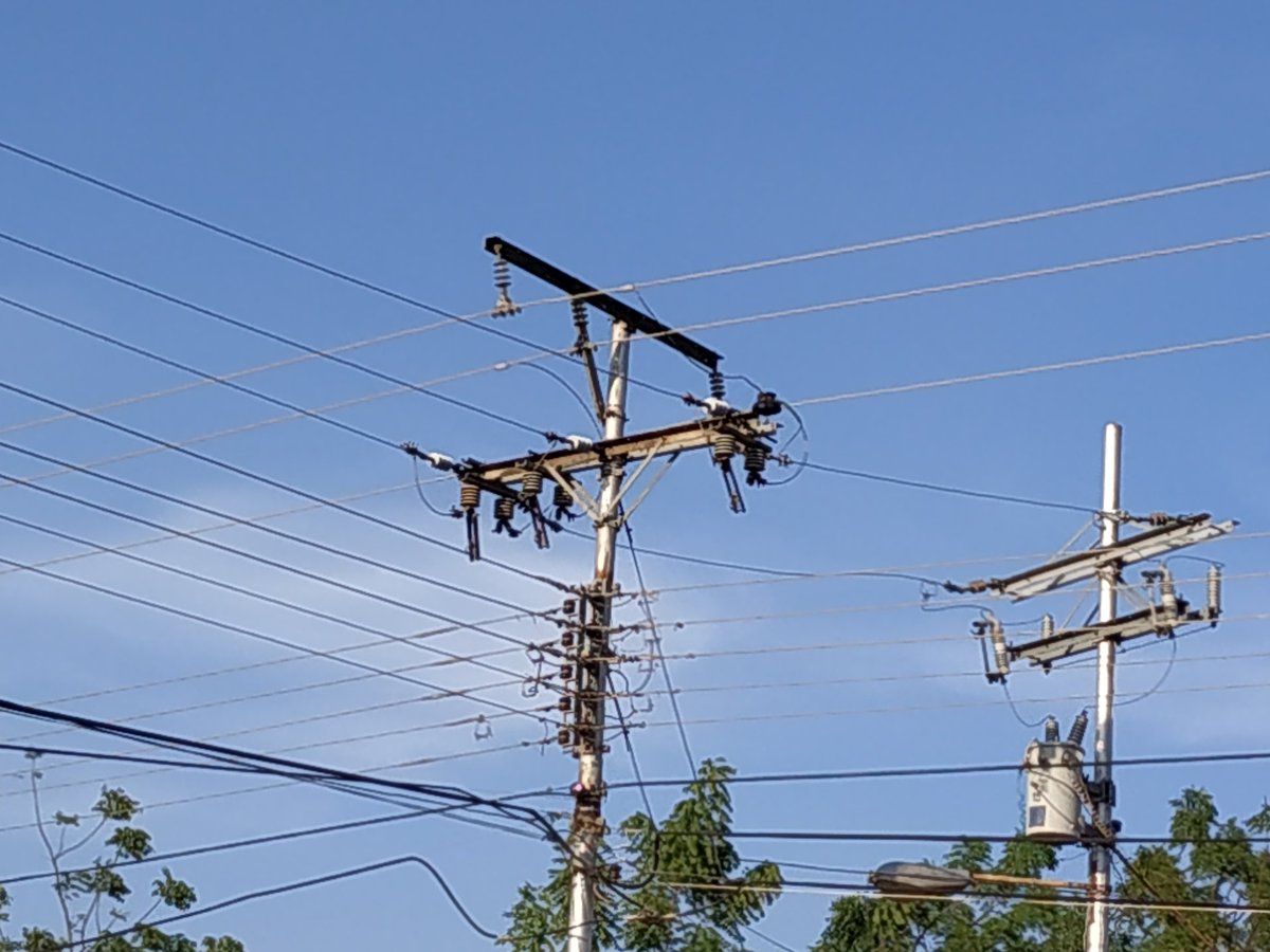 gustavoegg8's tweet photo. Esto sucede en Calabozo Estado Guárico. El alcalde del municipio Francisco Graterol ha bajado los tabacos afectando a gran parte de la población calaboceña. Aunado a esto han salido instituciones del gobierno cobrando 300$ para subirlos. @Alex_candal @fpetrocelli difundir. https://t.co/LCfVF1Udng