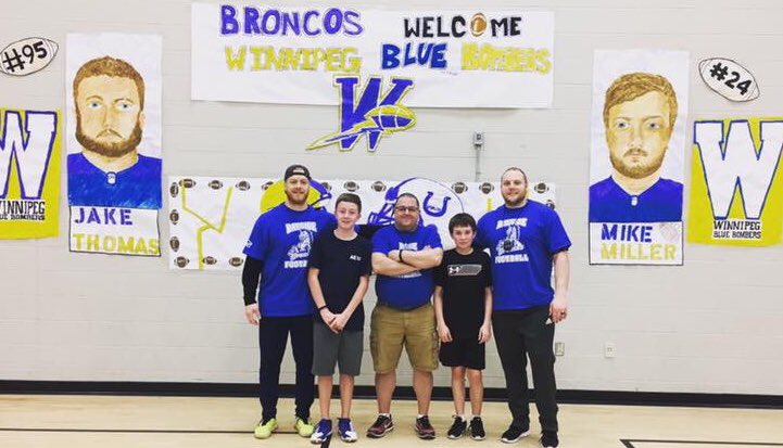 FundyFootball's tweet photo. Bayside Middle School in Saint John, NB welcomed CFL players Jake Thomas @fatboiThomas and Mike Miller  @MillerWm17 of the @Wpg_BlueBombers to school today! #506football Thanks to Bayside PE department and John Macdonald for organizing!#SupportTheSport https://t.co/2c3pyZdeF3