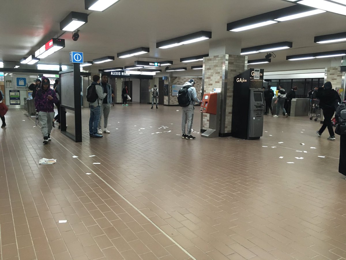 lideatrice's tweet photo. Vraiment? Jeter ses reçus sur le sol du métro? Really? 🙄 #lesgens #people #metroatwater #dawsoncollege @stminfo https://t.co/T050CYPLVV