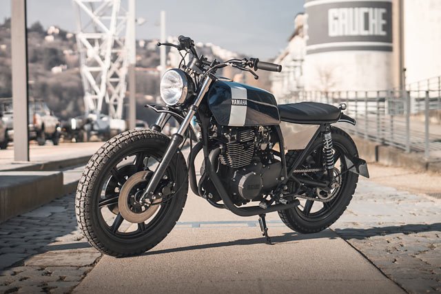 pipeburn's tweet image. RIDE THE DRAGON. Panache Custom’s ‘Falkor’ Yamaha XS360 Scrambler pipeburn.com/home/2019/04/0… #Yamaha #XS360 #Scrambler #Custom #Motorcycle #Pipeburn #Panache #France