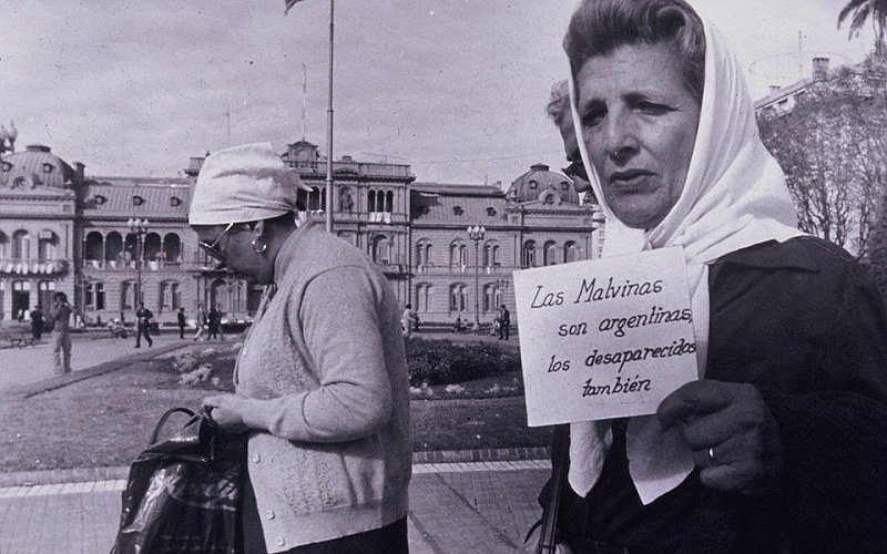 Abuelas Plaza Mayo บนทวิตเตอร์: ""Las Malvinas son Argentinas, los desaparecidos también", expresaba la #Abuela Delia Giovanola en 1982, en Plaza de Mayo. Nunca debemos olvidar lo que ocurrió en #Malvinas Esa guerra