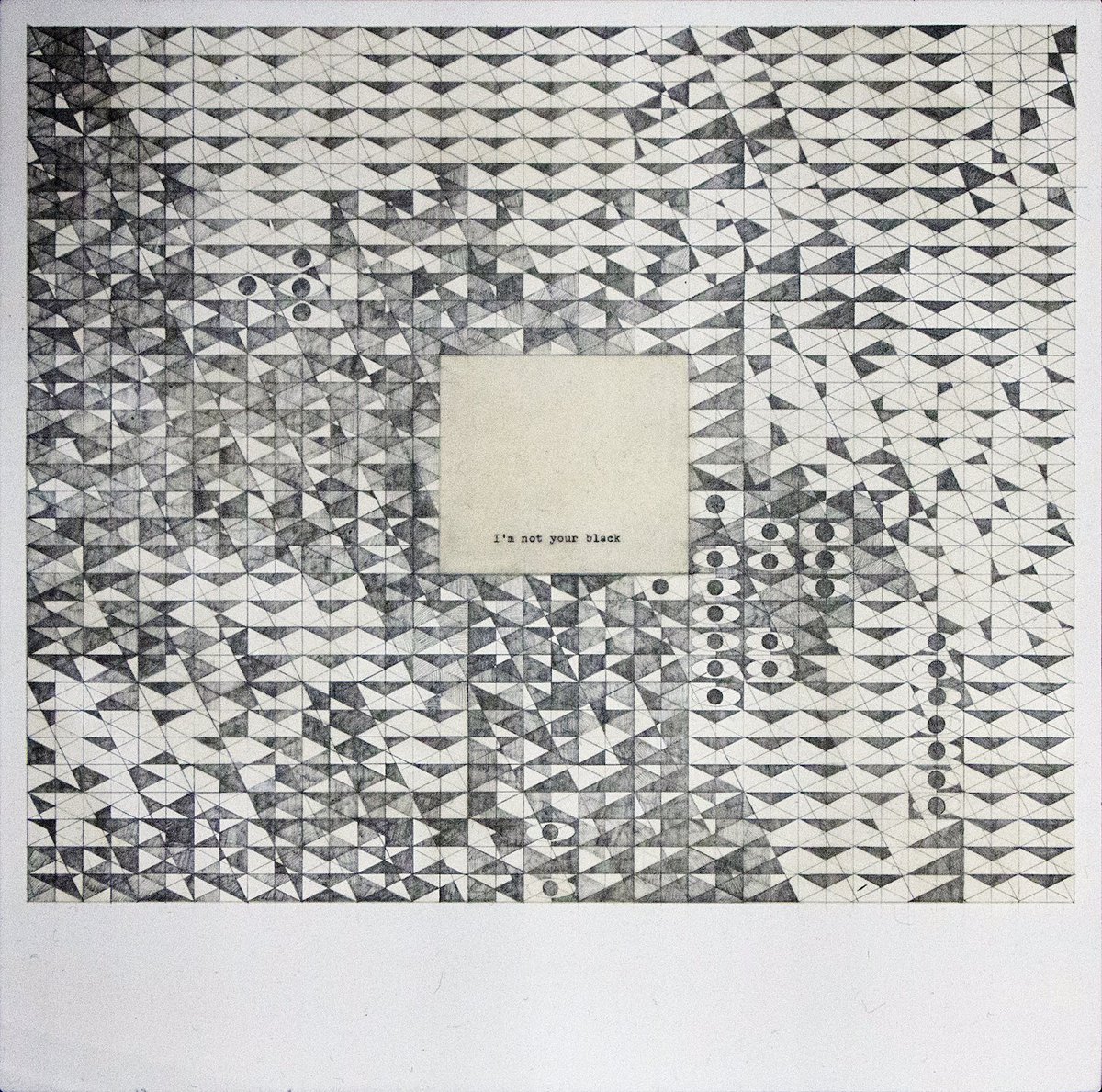 🗣 La fachada de la SAPS tendrá nueva cara, nueva textura y carga de significado diferente a partir del 4 de abril a través de 'La construcción del extraño', mural escultórico de Madeline Jiménez.

Geometrías caleidoscópicas como estas dotarán de una nueva apariencia al edificio