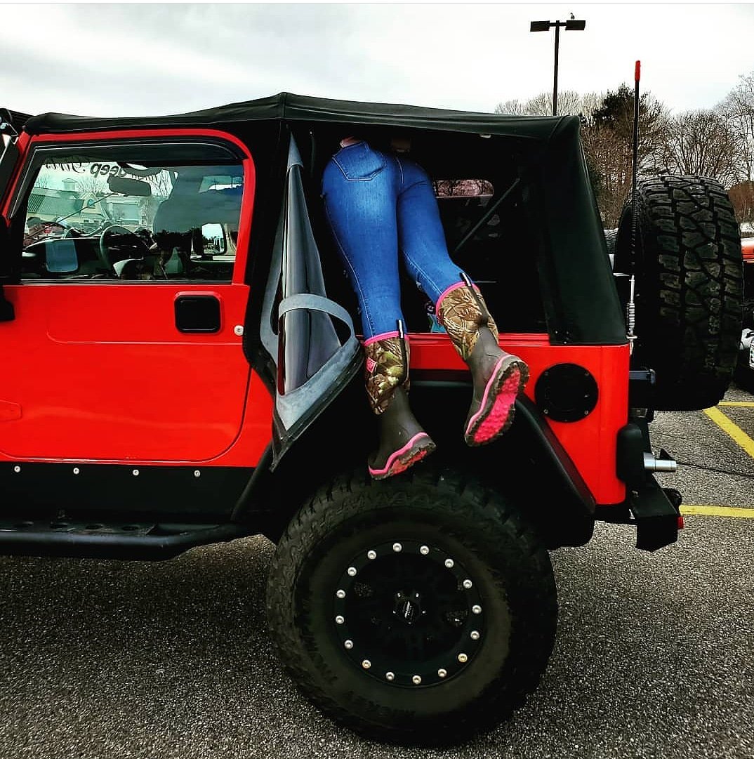JustAddMud's tweet photo. One if the many advantages if owning a jeep. Never need to worry about calling a locksmith. 😁📸 @bjs.tj.fury #justaddmudoffroad #jeepwranglerlife #jeepfriends #jeeperapproved #jeepmirror #jeepwave #offroadinggoals #doorsoff #doorsoff https://t.co/tCM2kgMND1