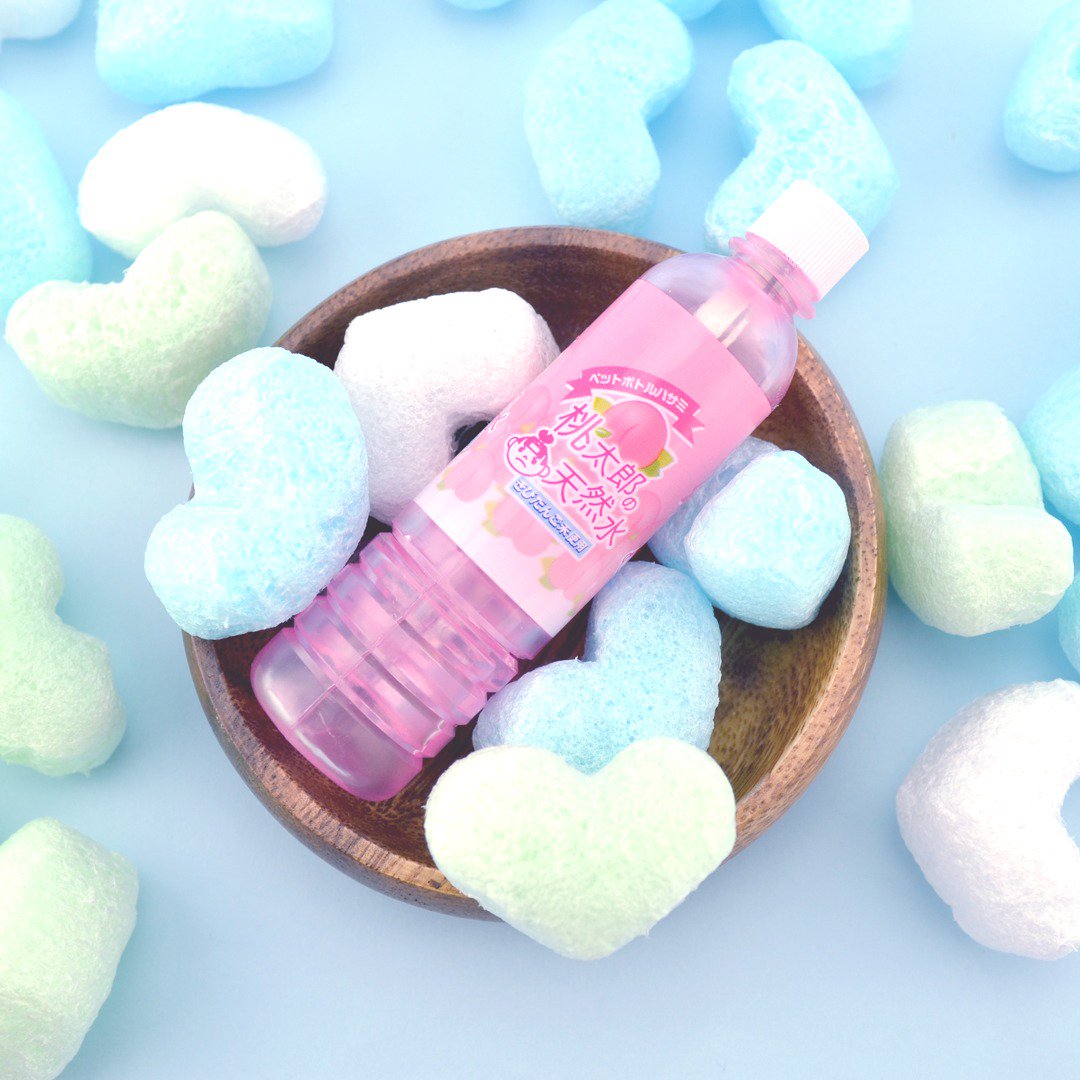 株式会社サカモト だんだん暖かくなってきましたね 冷たい飲み物がより美味しく感じられるようになってきました 先日ご紹介した鉛筆キャプと同シリーズで ペットボトル型のハサミが発売中です ハサミ ペットボトル 面白文具 サカモト