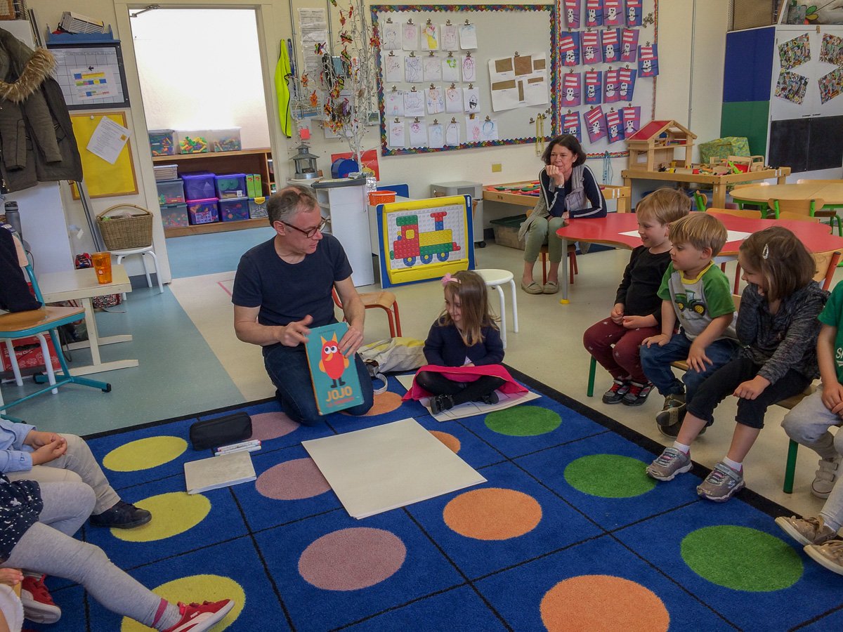 lelyceeSF's tweet photo. French writer and illustrator of children books @EdouardMANCEAU is at @sausalitoLFSF and @ashburuLFSF this week! The visits of #LFSFartistsinresidence is a great opportunity for our students to learn more about the writing process and profession. #LFSFopenlearning @aefeinfo https://t.co/QRW6mHMdzq