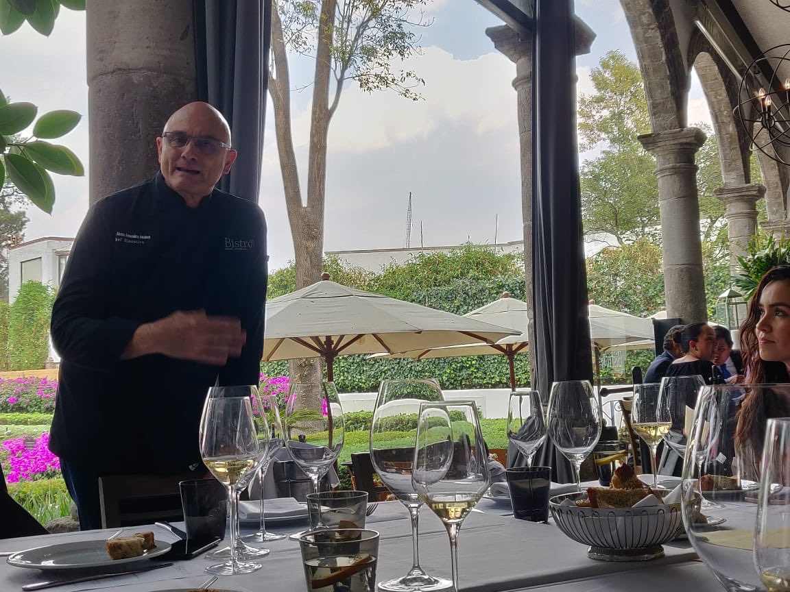 TimeOutMexico's tweet photo. Los chefs Horacio Armendariz de @83Bistro junto con @AdolfoGalnaresR y Maria Ortega de Allium (Gdl) nos dan una probada del Festival Cocina de Huerto, será del 3-5 abril. 💐😋 https://t.co/kU1Ym6EwpS