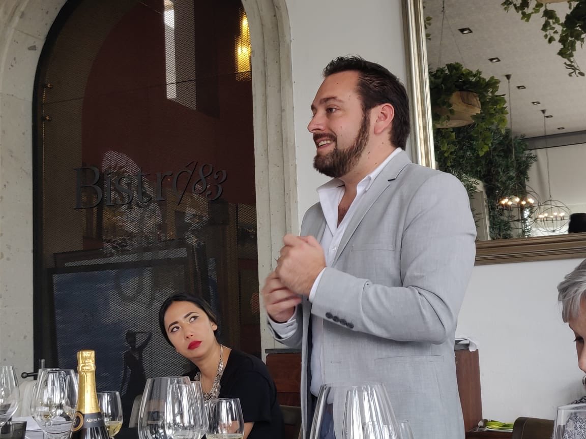 TimeOutMexico's tweet photo. Los chefs Horacio Armendariz de @83Bistro junto con @AdolfoGalnaresR y Maria Ortega de Allium (Gdl) nos dan una probada del Festival Cocina de Huerto, será del 3-5 abril. 💐😋 https://t.co/kU1Ym6EwpS