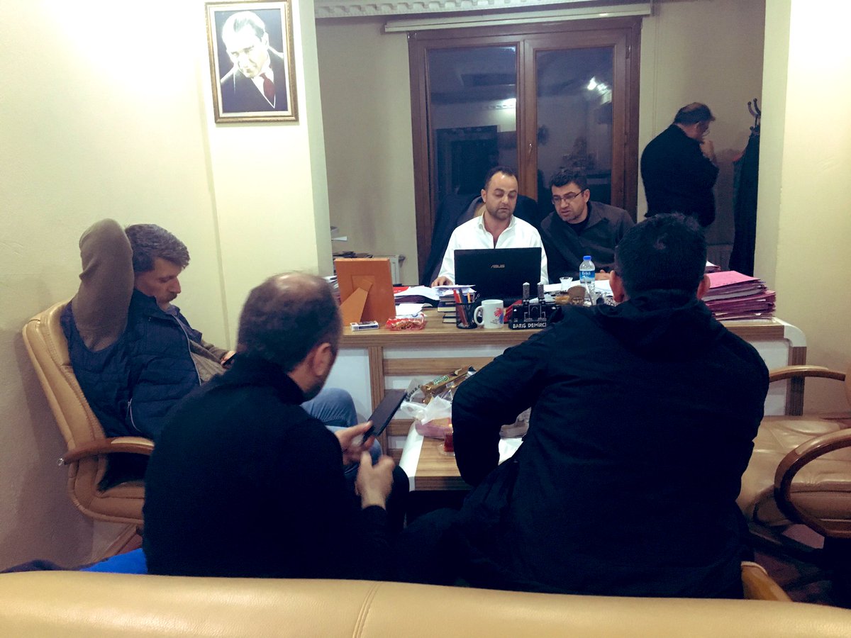 srcndede's tweet photo. Uyku, yorgunluk demeden bütün usulsüzlüklere ilişkin dilekçeler hazırlandı. Bu emekler boşa çıkmasın, Yusufeli’nde martın sonu barış olsun. #BarışİleBaşaracağız https://t.co/P3hBHXm9iR