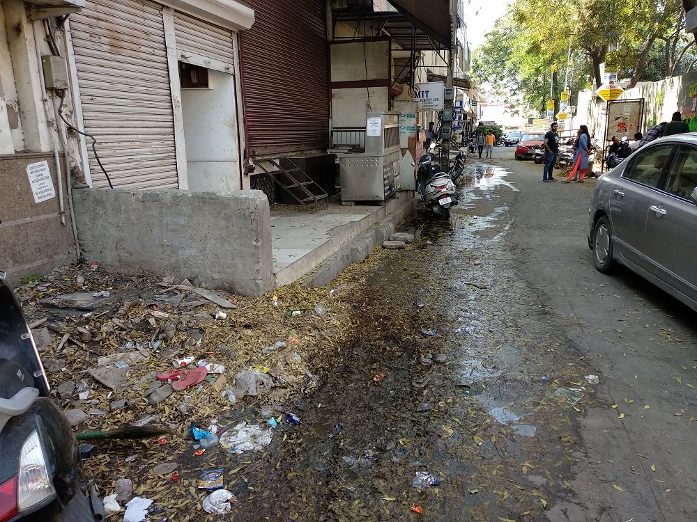saurabhmrawat's tweet photo. @MunCorpGurugram  The sewerage in our area is chocked and entire waste is coming out on the road from Lat 10 Days. M 44, OLD DLF, SEC 14 . Take urgent action plz https://t.co/dVG7qQYUvE