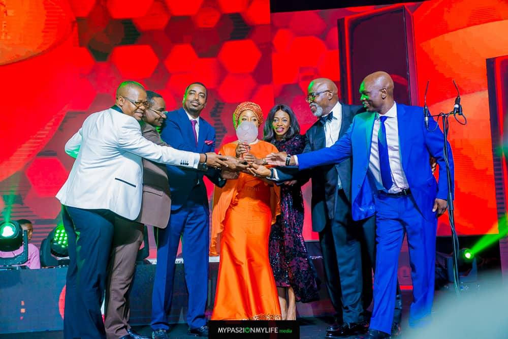 aiteonffawards's tweet photo. More From The #AiteoNffAwards2019

First Female Secretary General Of @FIFAcom - @fatma_samoura  presented THE ORDER OF MERIT for her outstanding contributions to the round leather game.

#NightOfLegends #LegendsOfNigerianFootball #AiteoNffAwards https://t.co/PnFumurKBD