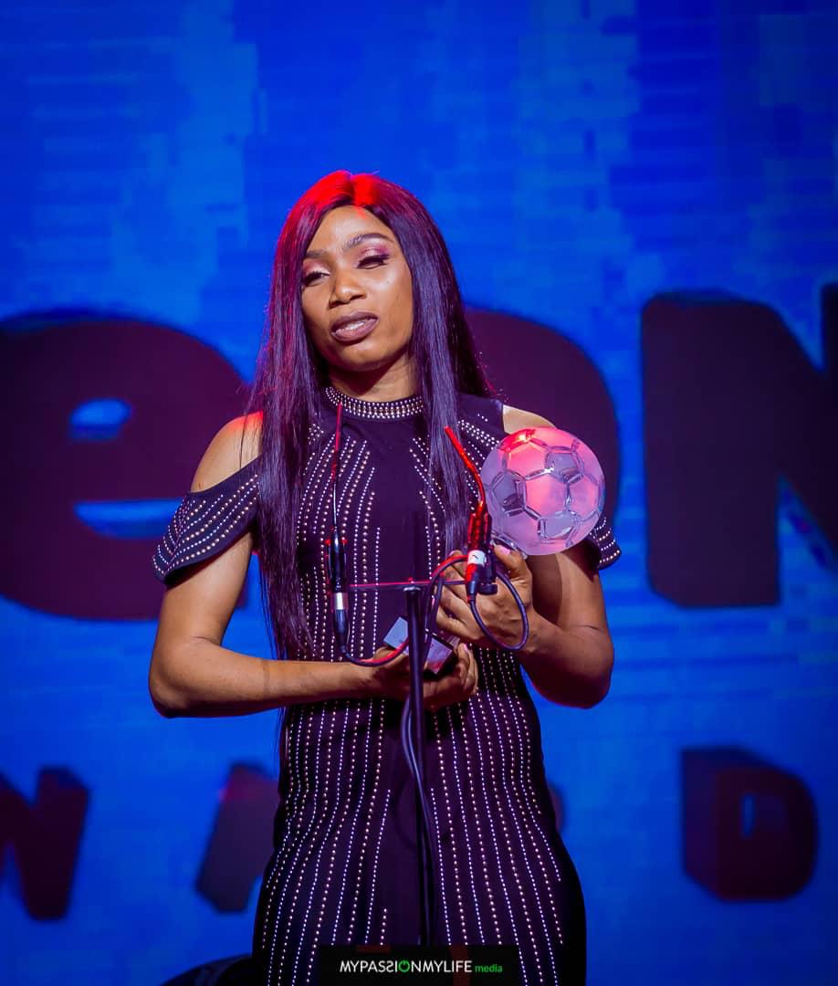 aiteonffawards's tweet photo. More From The #AiteoNffAwards2019

@thenff FEMALE PLAYER OF THE YEAR - @EBIONOME rendering her speech.

#NightsofLegends #LegendsOfNigerianFootball #AiteoNffAwards https://t.co/3NjSP5Wfed