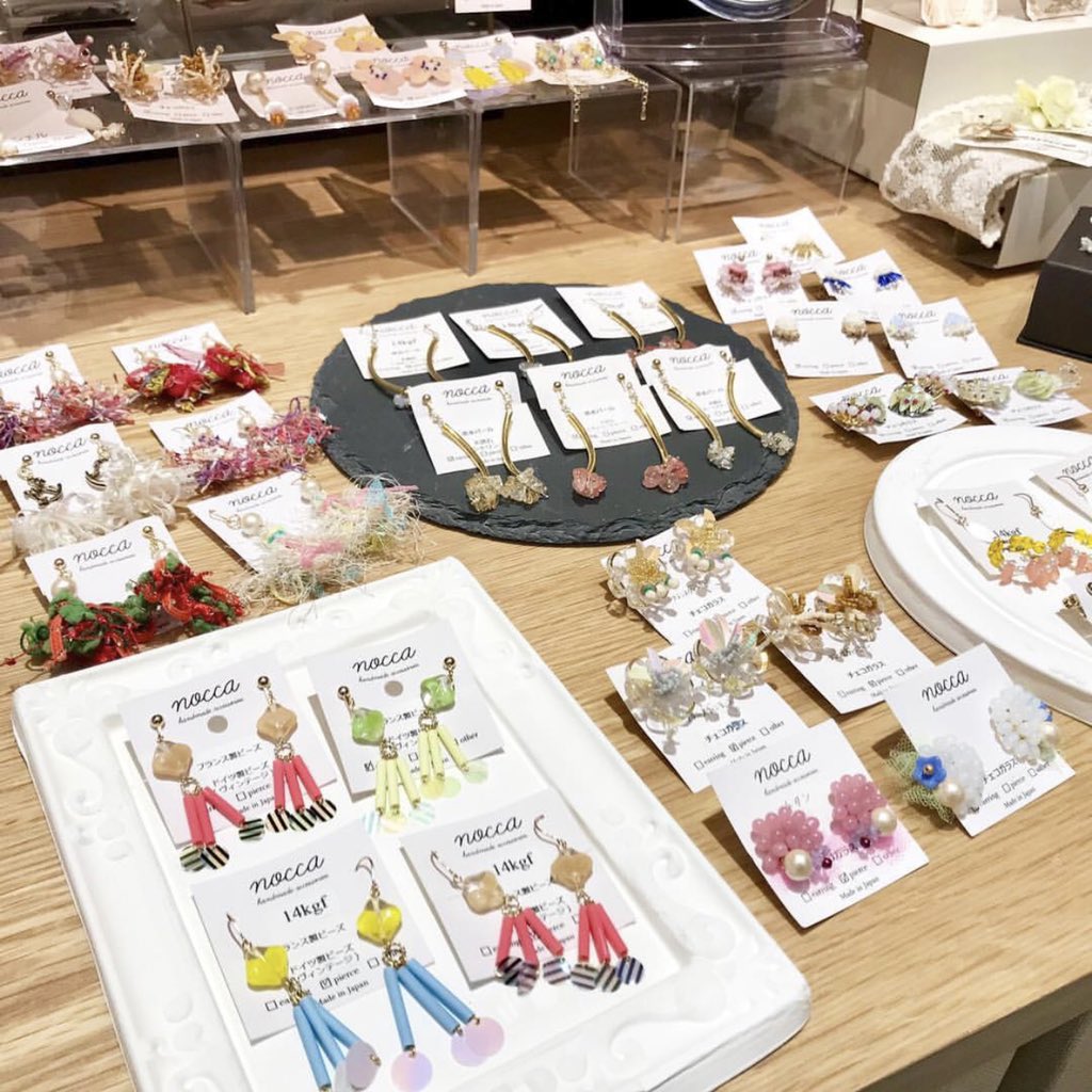 nocca_a's tweet image. #暮らしとクリーマ
きれいに並べて頂いてありがとうございます🥰✨

4/1(月)-30(火)
#二子玉川ライズ

平成最後の日まで！笑
よろしくお願いします🥳

#creema #クリーマ #二子玉川 #一点物 #クリマりなさい #オシャレ #アクセサリー #ハンドメイドアクセサリー #ハンドメイド #手作り #耳環 #おしゃれ