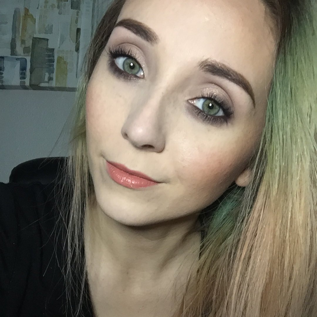 nerdyred89's tweet photo. #5minute date night look! Simple yet effective #nerdyredartistry #FiveMinuteFace https://t.co/SzoUqolF0N