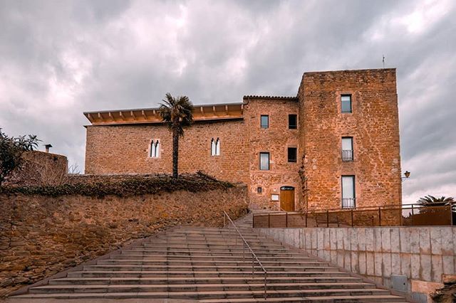 barnosell's tweet photo. Castillo de Vilopriu (S. XIV-XV). (Baix Empordà - Girona)
#vilopriu #baixempordà #baixemporda #emporda #girona #total_girona #gironaenamora #gironaemociona  #raconsde_catalunya #catalunya  #visitcatalunya #poblacions_de_catalunya #TopCatalunyaPhoto  #socdepoble #elmeupetitpa… https://t.co/R2oNYd9FNE