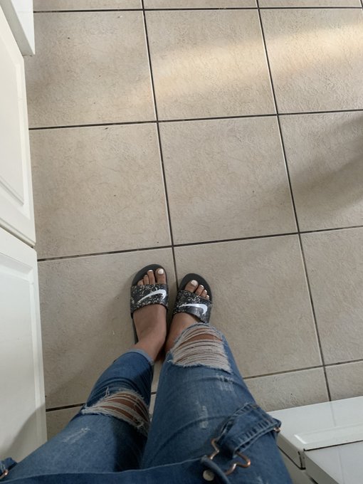 Pretty tan feet ! https://t.co/P7jq6VJ03z<a href="/tag/newprofilepic"class="tags"><span>#newprofilepic</span></a>