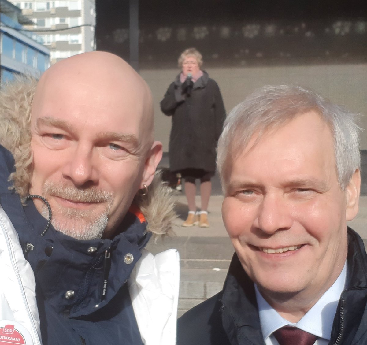 APSirvio's tweet photo. Ennakkoäänestys alkaa tänään. Minä ja SDP:n puheenjohtaja @AnttiRinnepj haluamme muistuttaa, että muutoksen kohti inhimillistä politiikkaa saa vain äänestämällä. #samasuunta #sdp https://t.co/tm8Ge9y3iL