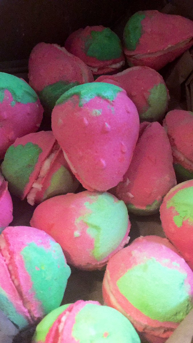 LUSHBrandon's tweet photo. It’s strawberry season! New bath bombs are still trickling in and they’re ripe for the bathing! #florida #strawberry https://t.co/Mhdkk0l3VI