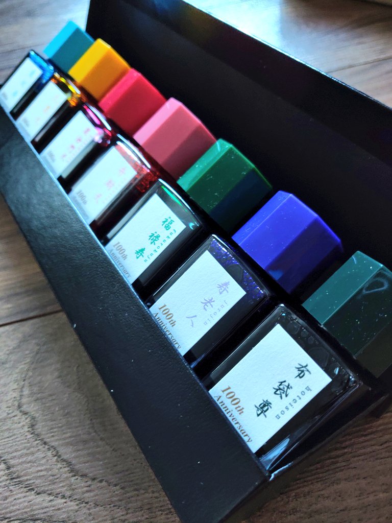 Look at what I picked up from the post office today 😍 Thanks to <a href="/CalligraphyNut/">Calligraphy Nut</a> for enabling again haha...