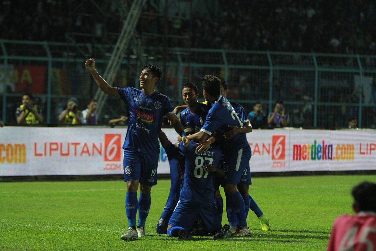 AremafcOfficial's tweet photo. Jerih payah dan kerja keras serta loyalitas yang tinggi adalah kunci kemenangan. Sebelum subuh tadi Hamka dkk menuju Banjarmasin. Semoga diberi kekuatan kompak dan menang. Amin 🦁🦁🦁🦁🦁 https://t.co/vhwZe66eUF