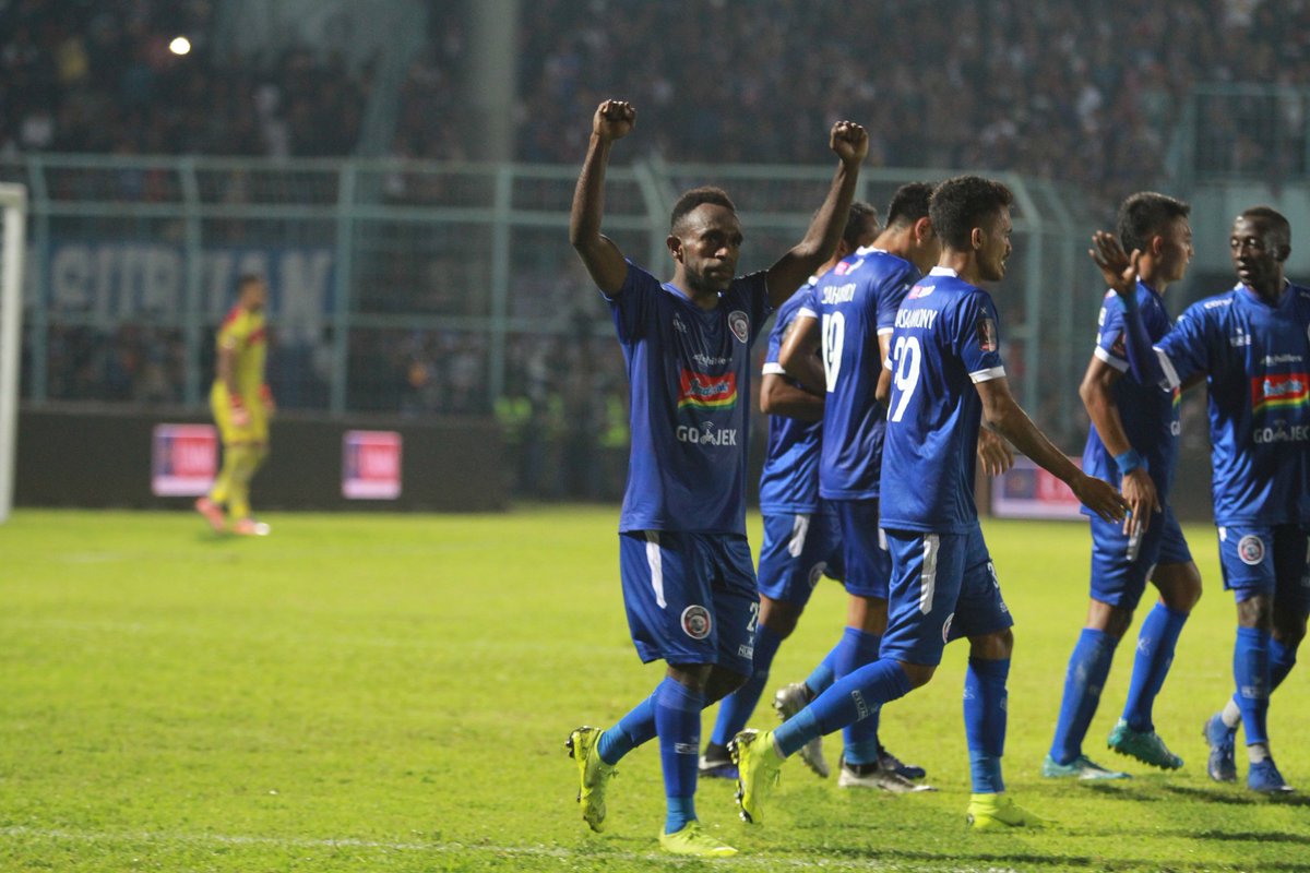 AremafcOfficial's tweet photo. Jerih payah dan kerja keras serta loyalitas yang tinggi adalah kunci kemenangan. Sebelum subuh tadi Hamka dkk menuju Banjarmasin. Semoga diberi kekuatan kompak dan menang. Amin 🦁🦁🦁🦁🦁 https://t.co/vhwZe66eUF