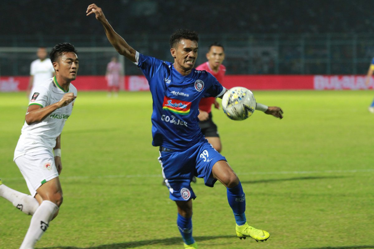AremafcOfficial's tweet photo. Jerih payah dan kerja keras serta loyalitas yang tinggi adalah kunci kemenangan. Sebelum subuh tadi Hamka dkk menuju Banjarmasin. Semoga diberi kekuatan kompak dan menang. Amin 🦁🦁🦁🦁🦁 https://t.co/vhwZe66eUF