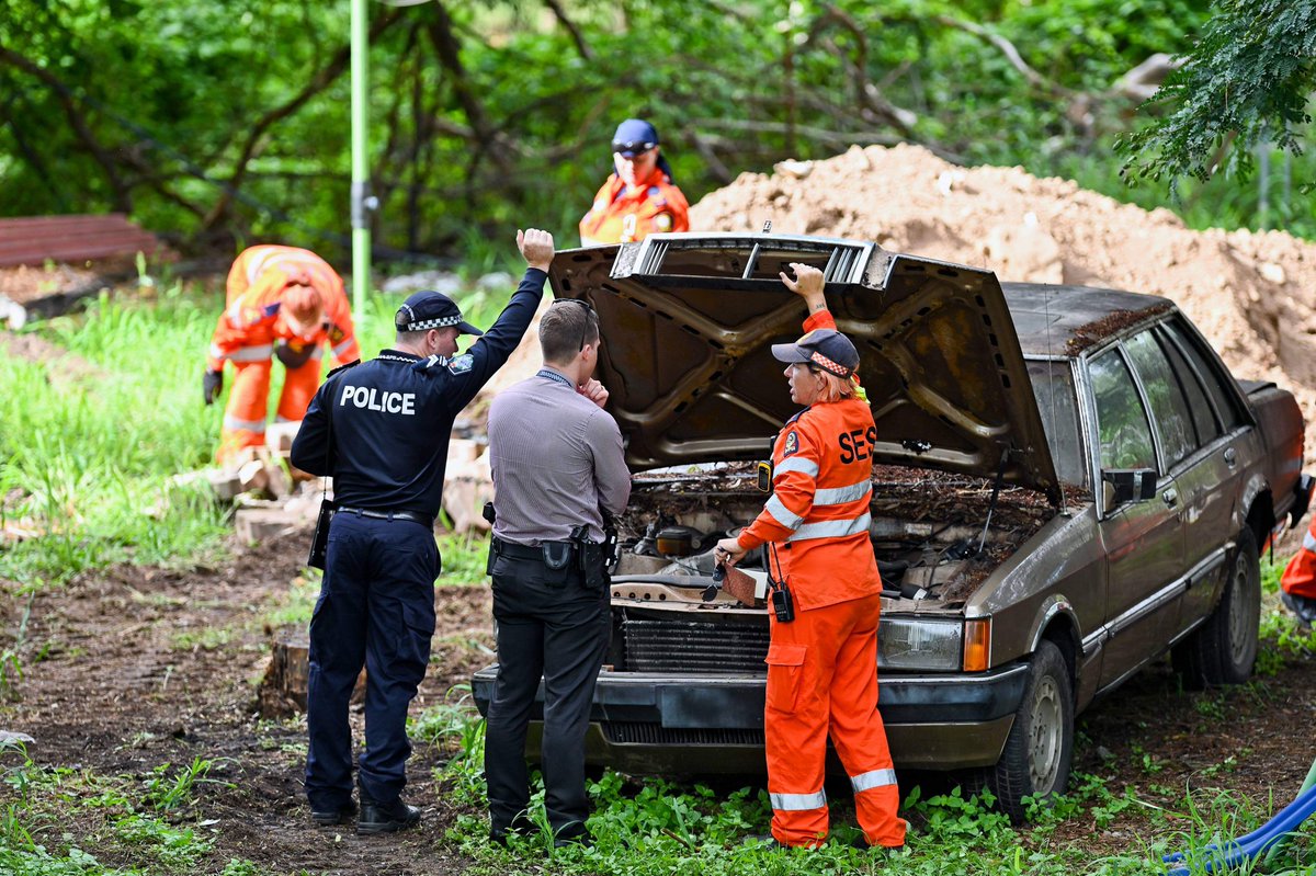 Police and SES search David Thorton's Goodna home after a body was found burried in a freezer in the back yard. Shot for <a href="/qld_times/">QLD Times</a> <a href="/couriermail/">The Courier-Mail</a>