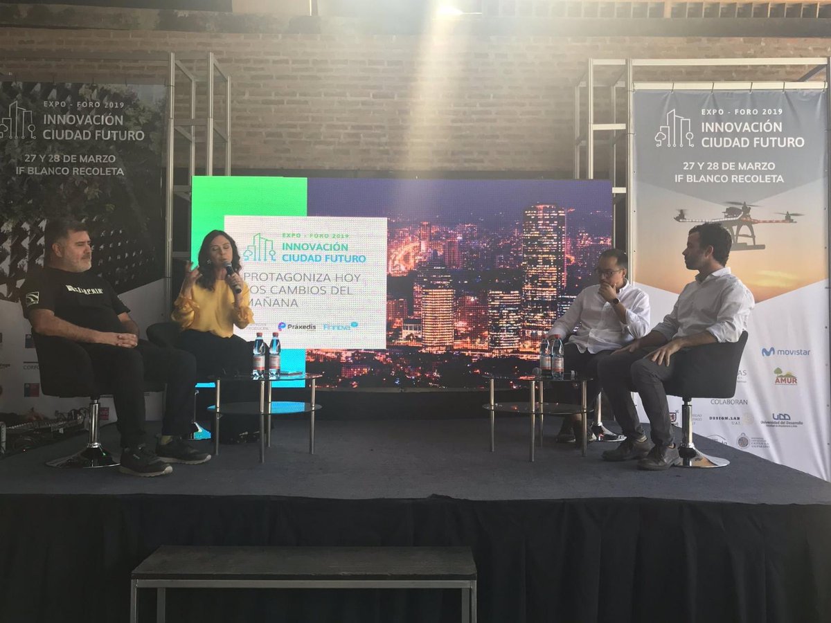 Muy buen evento <a href="/CiudadFuturo_/">Innovación Ciudad Futuro 2019</a> , conversando acerca de inteligencia urbana, y cómo desde <a href="/ArquitecturaUDD/">ArquitecturaUDD</a> estamos apoyando iniciativas para afrontar los futuros desafíos de nuestras ciudades y territorio.
#SmartCities #innovacion #Tecnologia