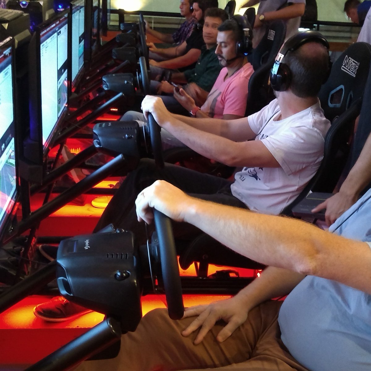 somosdep's tweet photo. Mañana en Somos Deporte seguiremos regalando tickets para #autodromoVirtual, en Huaw Bowling. Seguinos, RT y vas a encontrar adrenalina!!! https://t.co/AsT8SfwGfo