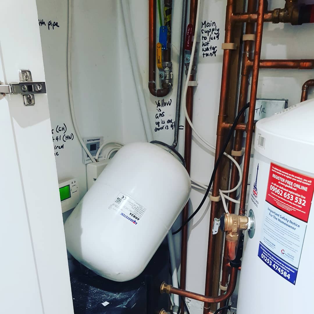 ChariotHeating's tweet photo. Got called to an emergency yesterday.. #Aquasystem Pressure Vessel had fallen due to fixings failing.. To my surprise🙄🙄 The previous installer only went and hung it on plaster board using worms 🤯😨
I went for the preferred butterfly type #fixing
#chariotheatingsolutionsltd https://t.co/KLWios6T5k