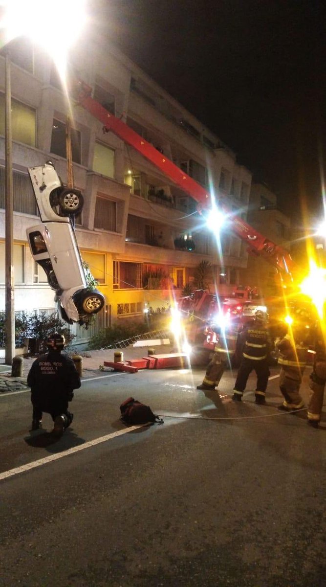 BomberosBogota's tweet photo. Bomberos de la estación #Chapinero, con el apoyo del Equipo Técnico de Rescate y la Grúa de la entidad, liberaron a 2 personas que quedaron atrapadas al interior de un vehículo que colisionó contra un edificio y quedó colgando de la estructura en la Av Circunvalar con clle 91 🚒 https://t.co/bgtk0jYT6j