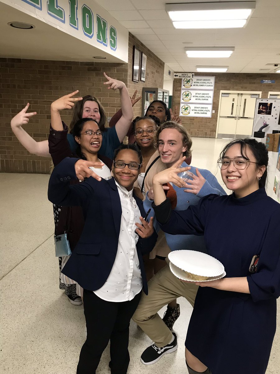 erikahitch's tweet photo. So wonderful celebrating creative accomplishments with these fabulous young adults.  @grcollegiate @grc_art https://t.co/732fHZeYo5
