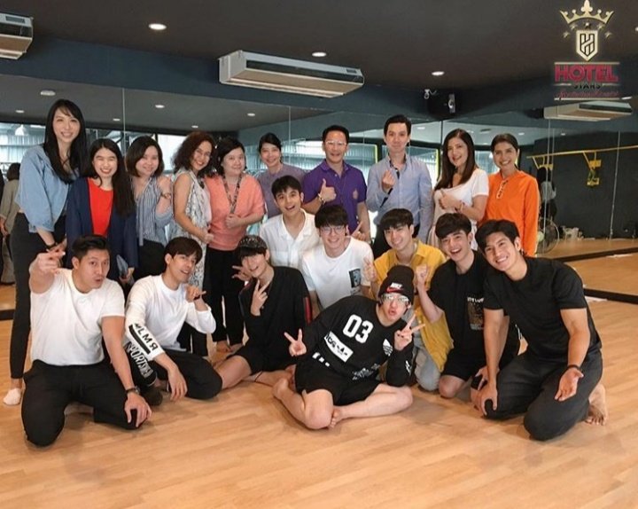 bas_xiaojz's tweet photo. 📅02-04-2019
🔉#hotelstarstheseries ผู้บริหารและทีม Mello มาเยี่ยม Acting Workshop
#scheduleofBAS #SBFIVE #บาสเด็กอ้วนที่แท้จริง #เต้ติสชีวิตโลเทค #อะไรอะไรก็ตี๋ #พี่เตอร์สินกํา #ขุณขิมมอญ cr.ig nophasitpep https://t.co/uFh34YbTWe https://t.co/FV0XC5bJg9